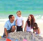 Famille en vacances  la plage
